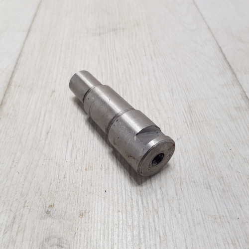 Ось промежуточной шестерни раздаточной коробки ПВМ МТЗ-82