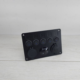 5-кнопочной панели с двумя USB-портами, цифровым вольтметром и розеткой прикуривателя