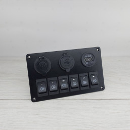 Панель с 6 переключателями, двумя USB-портами, цифровым вольтметром и розеткой прикуривателя.