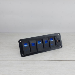 Панели с 5 переключателями, двумя портами USB и цифровым вольтметром.