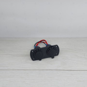 Автомобильная зарядка с двумя USB-портами и розеткой прикуривателя