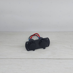 Автомобильная зарядка с двумя USB-портами и розеткой прикуривателя